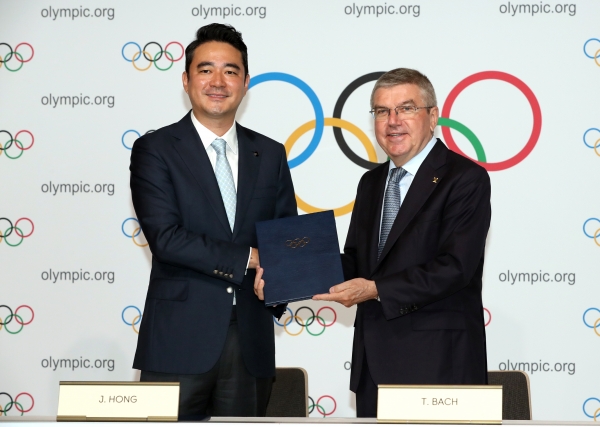 제올림픽위원회(IOC)는 4일 오후(한국시간) 스위스 로잔의 올림픽 박물관에서 JTBC와 중계권 관련 조인식을 갖고 “JTBC가 2026년부터 2032년까지 열리는 올림픽의 한반도 내 중계권을 확보했다”고 발표했다.ⓒJTBC