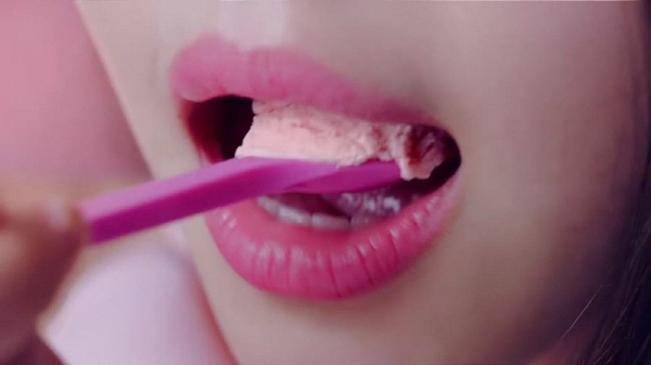광고영상이 올라온 지 하루만에 삭제된 '배스킨라빈스 핑크스타' 광고 영상 속 장면.