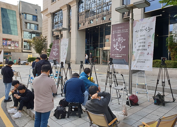 18일 오후 서울 중구 MBN 사옥 앞에서 취재진들이 압수수색 중인 검찰을 기다리고 있다. ⓒ PD저널