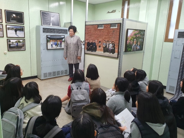 피해자인 김순자 할머니가 아이들과 대화하고 있는 모습.. ⓒ이은미