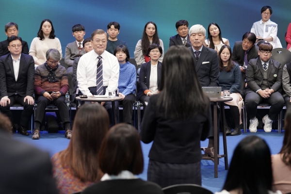 문재인 대통령이 19일 오후 서울 MBC 미디어센터에서 열린 '국민이 묻는다, 2019 국민과의 대화'에 참석해 국민 패널들의 질문을 듣고 있다. ⓒ뉴시스