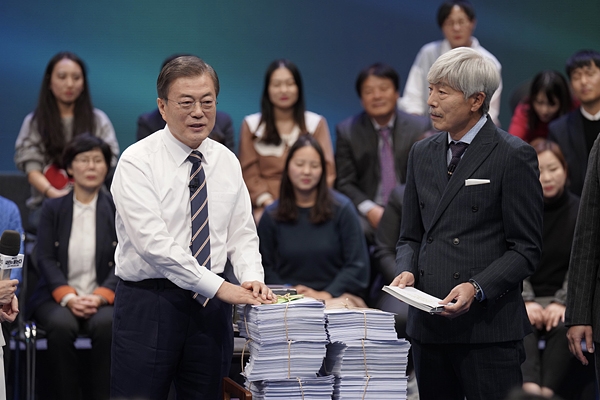 19일 MBC에서 열린 '국민이 묻는다 2019 국민과의 대화'에서 문재인 대통령이 국민들의 질문지를 받고 있다. ⓒ 뉴시스