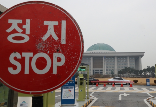 자유한국당이 기습적인 필리버스터 신청으로 국회가 또 멈춰선 가운데 1일 낮 서울 여의도 국회 정문에서 바라본 본청의 모습.  ⓒ뉴시스