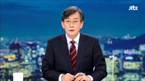 지난 2일 JTBC '뉴스룸'에서 하차한 손석희 사장이 신년토론 말미에 하차 소감을 밝히고 있다.