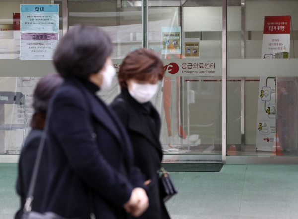 신종 코로나가 확산하는 가운데 28일 오후 서울 중구 국립중앙의료원 응급실 앞으로 내원객들이 지나가고 있다. ⓒ 뉴시스