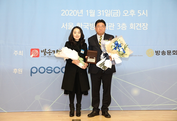 제1회 '이용마 언론상' 본상을 받은 안치용 기자(오른쪽)와 故 이용마 기자의 아내 김수영 씨 ⓒ 한국방송기자연합회