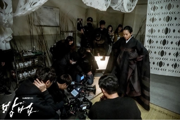 영화 '부산행'의 연상호 감독이 각본을 쓴 tvN '방법' 현장 포토.
