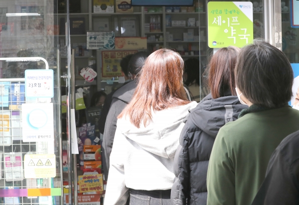 평일 공적 마스크를 구입하지 못한 시민들이 지난 21일 오후 서울 마포구의 한 건물 2층에 위치한 약국에서 마스크를 구입하기 위해 약국으로 향하는 계단에서 줄 지어 서 있다. ⓒ뉴시스