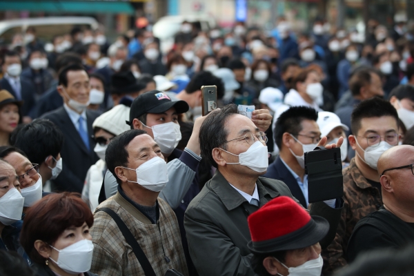 제21대 총선 후보자 거리 유세를 마스크를 쓰고 경청하고 있는 시민들의 모습. ⓒ뉴시스