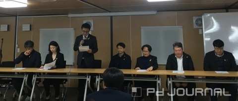 김동훈 한국기자협회장이 13일 4·16 세월호 참사 가족협의회를 찾아 세월호 보도 참사에 대해 공식 사과했다. ⓒ PD저널