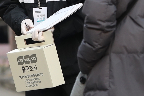 제21대 국회의원선거 당일인 15일 오전 서울 사당 제1동 제5투표소 앞에서 출구조사원들이 유권자들에게 출구조사를 하고 있다. ⓒ뉴시스
