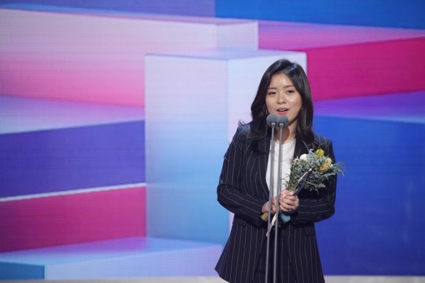 지난 28일 열린 한국PD대상 시상식에서 '올해의 대상' 수상자로 소감을 말하고 있는 이슬예나 PD.