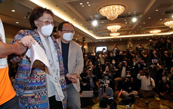 일본군 위안부 피해자 이용수 할머니가 25일 오후 대구 수성구 만촌동 인터불고 호텔에서 열린 기자회견에 입장하고 있다. ⓒ뉴시스