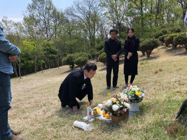 김유열 EBS 부사장이 2017년 EBS 다큐멘터리 촬영을 위해 떠난 고 박환성 김광일 PD의 묘소를 찾아 고인의 죽음을 애도했다. ⓒ한국독립PD협회