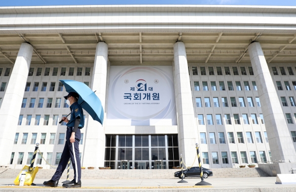 21대 국회 임기 시작 후 첫 출근일을 맞은 1일 오전 서울 여의도 국회의사당 본관이 보이고 있다.ⓒ뉴시스