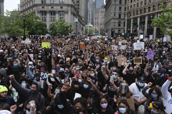 2일(현지시간) 미국 뉴욕에서 조지 플로이드의 사망에 항의하는 시위가 열린 모습. 백인 경찰의 가혹행위로 흑인 플로이드가 사망한 사건을 규탄하는 시위는 이날로 8일째에 접어들었다. ⓒAP/뉴시스