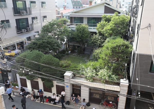7일 오후 서울 마포구 일본군 위안부 피해자 쉼터 평화의 우리집 앞에 취재진들이 모여 있는 모습. ⓒ뉴시스