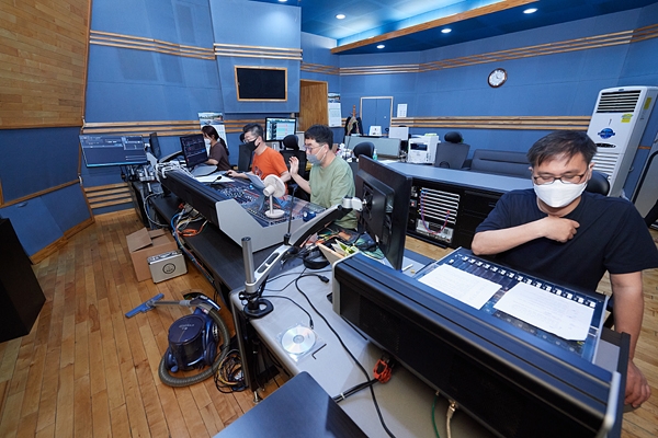 KBS 라디오 드라마 '와이파이 한국인' 녹음 현장 모습 ⓒ KBS