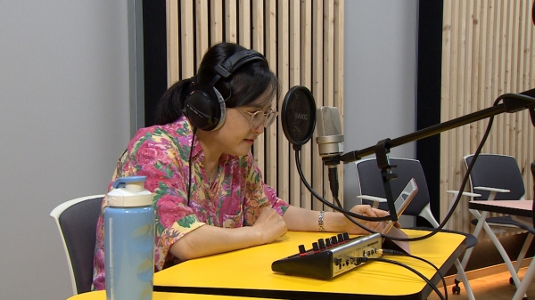 안동MBC 라디오 드라마 '낙동강 전선'에서 마거릿 히긴스 역을 맡은 박선영 성우가 열연하고 있는 모습. ⓒ강병규 PD