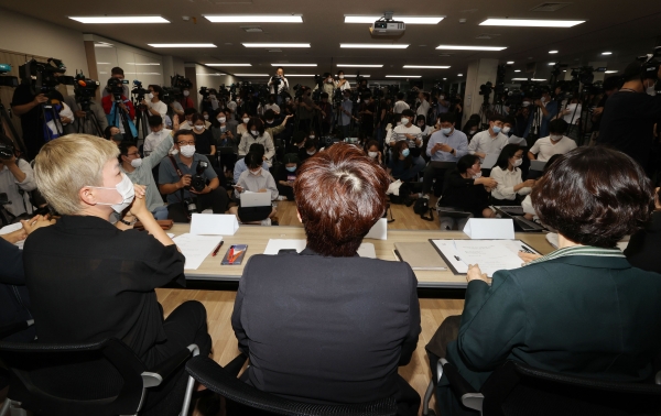 지난 13일 박원순 서울시장을 성추행 혐의로 고소한 피해자 측이 기자회견을 열어 피해 사실을 밝히고 있는 모습. ⓒ뉴시스