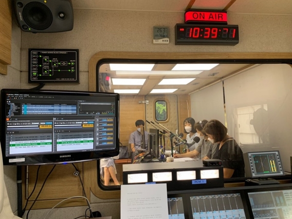 재난방송 주관방송 채널인 KBS1라디오가 지난 21일 코로나19 재난방송 대비 모의 방송을 생방송으로 진행했다. ⓒKBS