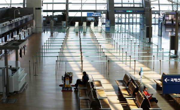 코로나19 여파로 올해 2분기 국제선 여객 수가 1년 전보다 97.8% 급감한 가운데 지난 5일 오후 인천국제공항 제1터미널 출국장이 한산한 모습을 보이고 있다. ⓒ뉴시스