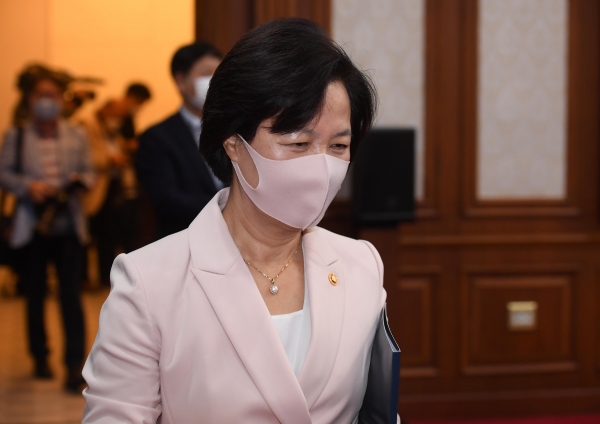 추미애 법무부 장관이 지난 10일 서울 종로구 정부서울청사에서 열린 임시 국무회의에 참석하고 있다.ⓒ뉴시스