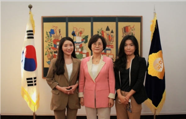 지난 22일 김상희 국회 부의장을 만난 유지은 아나운서(왼쪽)과 유지영 변호사(오른쪽)ⓒ김상희 부의장실