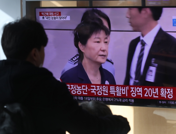 14일 오전 서울역 대합실에서 시민들이 박근혜 전 대통령에 대한징역 20년을 확정한 대법원 재상고심 선고 공판 TV방송을 시청하고 있다.ⓒ뉴시스