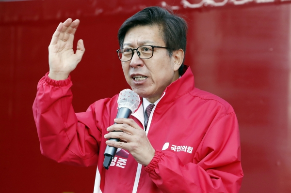 국민의힘 박형준 부산시장 후보가 25일 오전 부산 중구 광복사거리에서 연설을 하며 지지를 호소하고 있다.ⓒ뉴시스