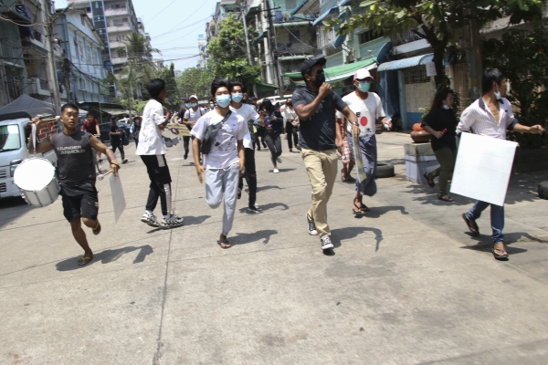 미얀마 반 쿠데타 시위대가 지난 3월 31일(현지시간) 미얀마 양곤에서 시위 도중 진압에 나선 미얀마군 병력을 피해 달아나고 있다. ⓒ양곤=AP/뉴시스