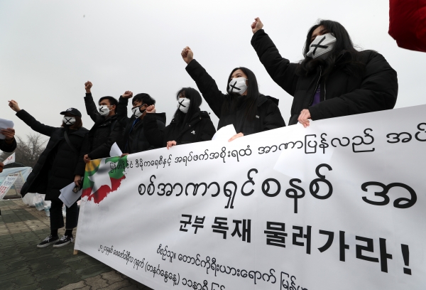 재한 미얀마 청년들이 지난 2월 7일 서울 여의도 국회 앞에서 기자회견을 열고 미얀마 군부정권 퇴진을 촉구하고 있다. ⓒ뉴시스
