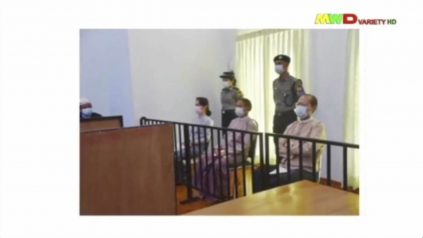 미얀마 군부의 미야와디 TV 화면 사진에 아웅산 수지(왼쪽) 미얀마 국가 고문이 지난 24일(현지시간) 수도 네피도의 특별 법정에 출석해 윈민 대통령 등과 함께 자리에 앉아 있다. 수지 고문은 지난 2월1일 미얀마 군부 쿠데타 이후 처음으로 직접 법정에 출석해 재판을 받았다. (네피도=AP)ⓒ뉴시스