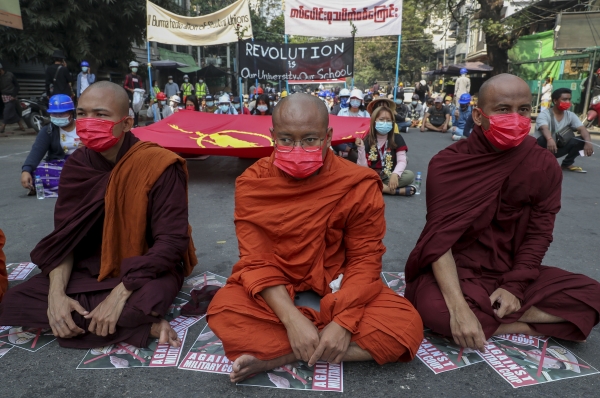 지난 3월 3일 미얀마 만달레이에서 승려들이 군부 쿠데타 반대 시위에 참여하고 있다. (만달레이=AP)ⓒ뉴시스