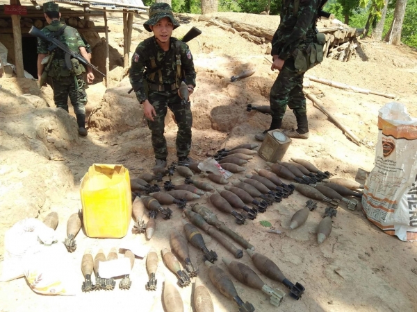 7일(현지시간) 미얀마 카렌주 무트로 지역에서 카렌 민족해방군의 한 병사가 미얀마군 초소에서 발견한 박격포탄 무더기 옆에서 박격포탄을 들고 있다. 반군 고위 간부는 카렌족 게릴라가 미얀마 군부대 전초기지를 점령해 불태웠다고 밝혔다.(미얀마 무트로=AP)ⓒ뉴시스