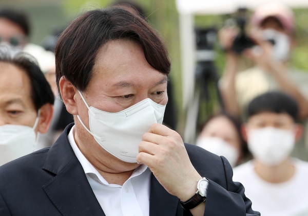 윤석열 전 검찰총장이 9일 오후 서울 중구 남산예장공원 개장식에서 마스크를 고쳐쓰고 있다.ⓒ뉴시스