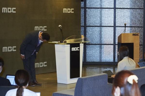 26일 서울 상암 MBC 경영센터에서 박성제 MBC 대표이사가 고개 숙여 사과하고 있다. ⓒMBC