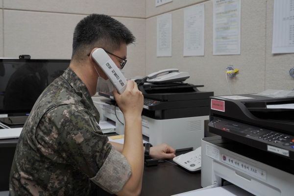 남북 통신 연락선이 복원된 27일 군 장병이 서해지구 군 통신선 시험통신을 하고 있다. (사진=국방부 제공) ⓒ뉴시스