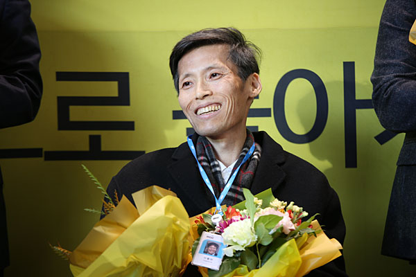 2019년 11일 복직 첫날 동료들의 축하를 받으며 소감을 말하고 있는 이용마 기자. ⓒ전국언론노동조합 MBC본부
