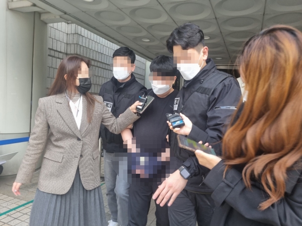 이별을 통보한 연인을 흉기로 찌르고 집 베란다 밖으로 내던진 혐의를 받는 30대 남성이 19일 오후 본인의 구속심사 이후 서울중앙지법을 나서고 있다. ⓒ뉴시스