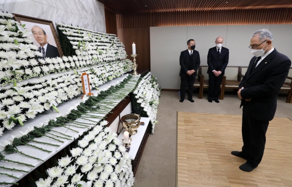 23일 오후 서울 서대문구 신촌세브란스병원 장례식장에 마련된 故 전두환 전 대통령의 빈소에서 조문객이 조문하고 있다. ⓒ뉴시스