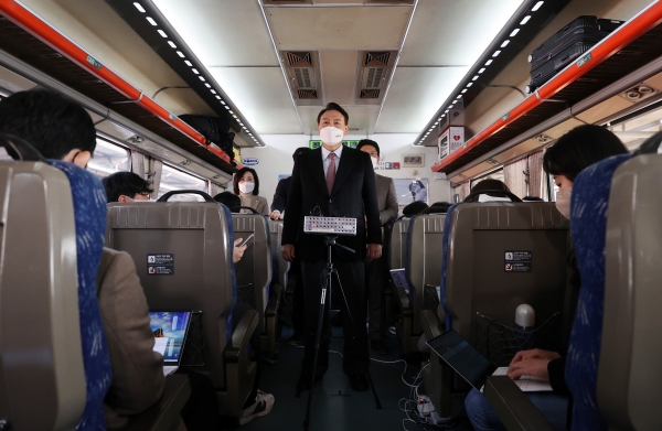 윤석열 국민의힘 대선 후보가 12일 전남 순천역에서 여수EXPO역으로 향하는 '열정열차'에서 취재진 질의에 답하고 있다. ⓒ뉴시스