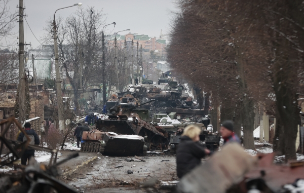 1일(현지시간) 우크라이나 키예프 인근 부차 마을 주민들이 도로를 막은 러시아군 차량 잔해를 바라보고 있다. (키예프=AP/뉴시스)