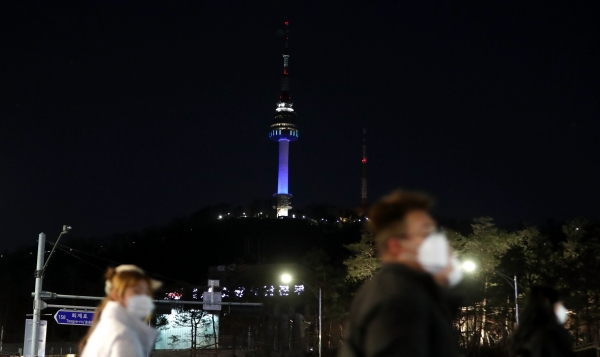 27일 오후 서울 용산구 남산서울타워에 우크라이나 국민들을 위로하는 의미의 '평화의 빛' 캠페인 조명이 표출되고 있다. 2022.02.27. ©뉴시스