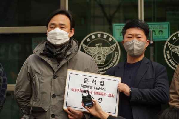 ▲윤창현 언론노조위원장과 전대식 수석부위원장이 서울지방경찰청 앞에서 고소장을 접수하고 있다ⓒ언론노조