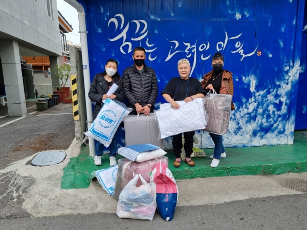 고려인마을에서 광주에 도착한 우크라이나 전쟁 난민 고려인 동포들에게 긴급 생필품을 지원하고 있다. ©고려방송 홈페이지