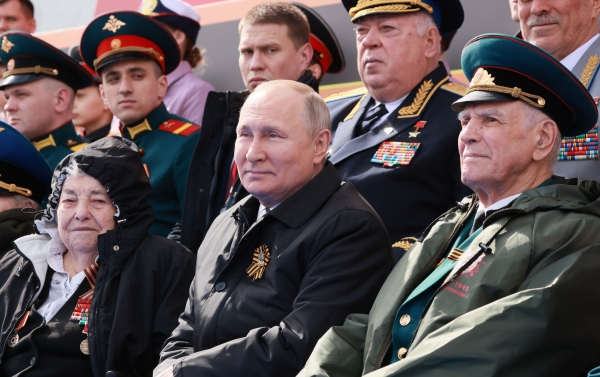 블라디미르 푸틴 러시아 대통령이 지난 9일(현지시간) 러시아 모스크바의 붉은 광장에서 열린 제2차 세계대전 종전 제77주년(전승절) 기념 열병식에 참석해 퍼레이드를 지켜보고 있다.©모스크바=AP/뉴시스