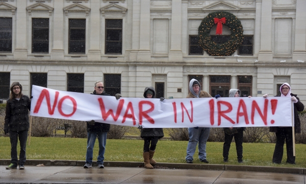 2020년 1월 4일(현지시간) 미 인디애나주 포트웨인의 앨런 카운티 법원 앞에서 포트웨인 평화주의 운동가들이 전쟁 반대 시위를 벌이고 있다. ©포트웨인=AP/뉴시스