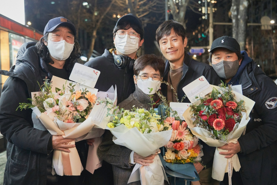 지난 12일 종영한 tvN '우리들의 블루스' 연출진과 노희경 작가, 이병헌 배우. ©tvN ‘우리들의 블루스’