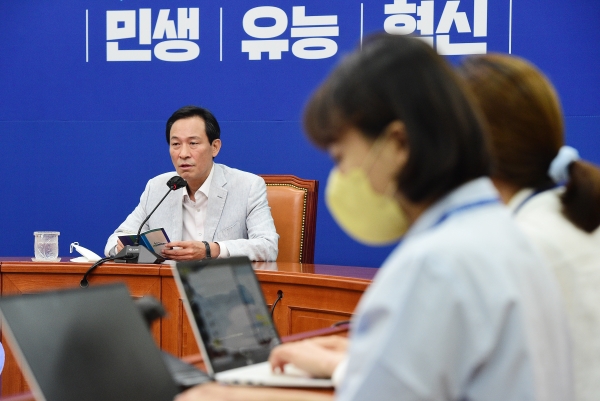우상호 더불어민주당 비상대책위원장이 19일 서울 여의도 국회에서 기자간담회를 하고 있다. (공동취재사진)ⓒ뉴시스